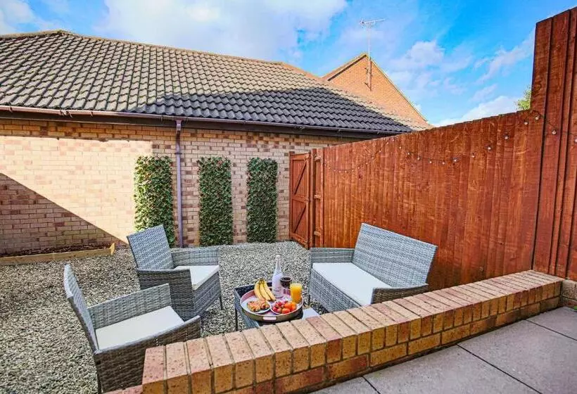 Tattenhoe House With Free Parking, Fast Wifi, Garden And Smart Tv By Yoko Property