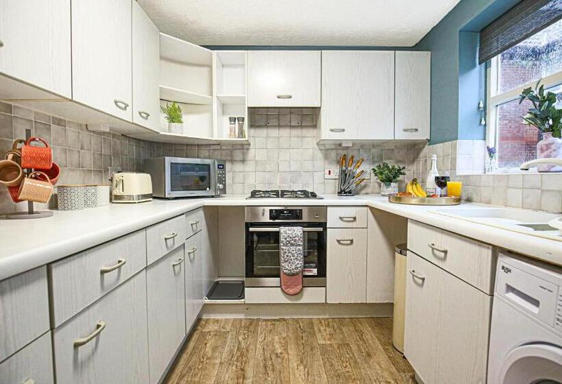 Tattenhoe House With Free Parking, Fast Wifi, Garden And Smart Tv By Yoko Property