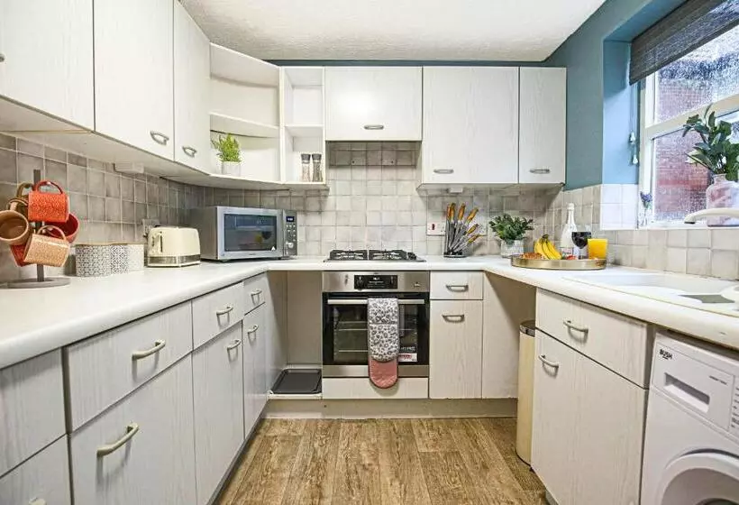 Tattenhoe House With Free Parking, Fast Wifi, Garden And Smart Tv By Yoko Property