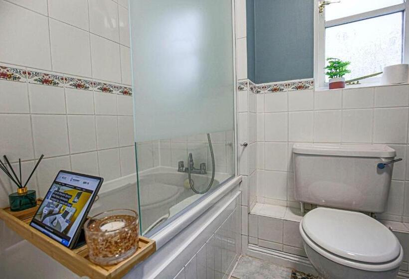 Tattenhoe House With Free Parking, Fast Wifi, Garden And Smart Tv By Yoko Property