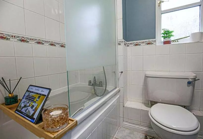 Tattenhoe House With Free Parking, Fast Wifi, Garden And Smart Tv By Yoko Property