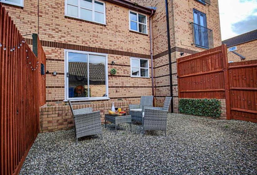 Tattenhoe House With Free Parking, Fast Wifi, Garden And Smart Tv By Yoko Property