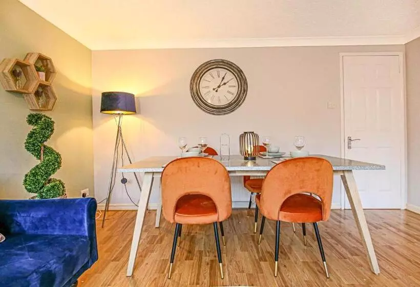 Tattenhoe House With Free Parking, Fast Wifi, Garden And Smart Tv By Yoko Property