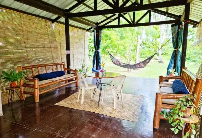 Retkeilymaja Bahandi Beach Lodge