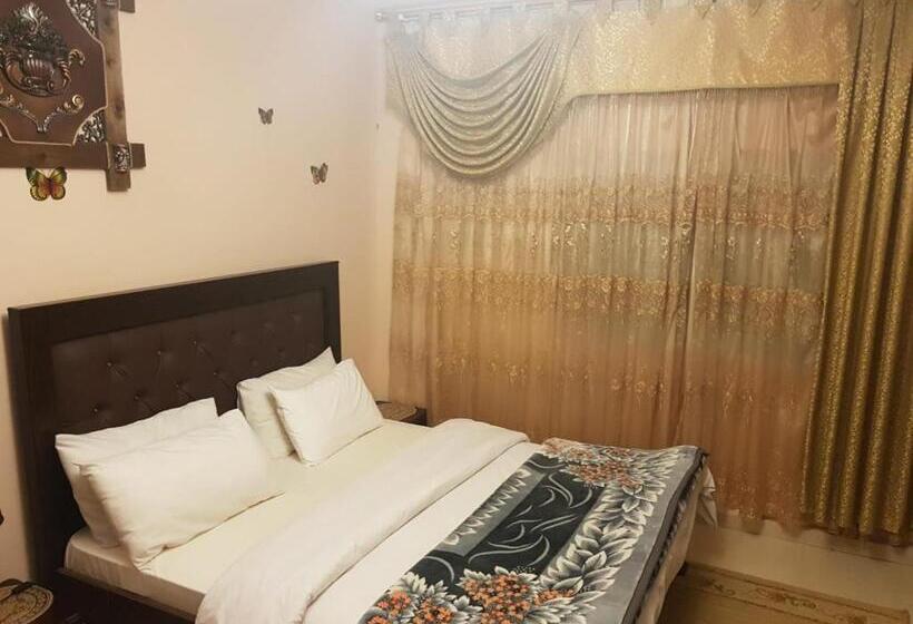 پانسیون Moon House