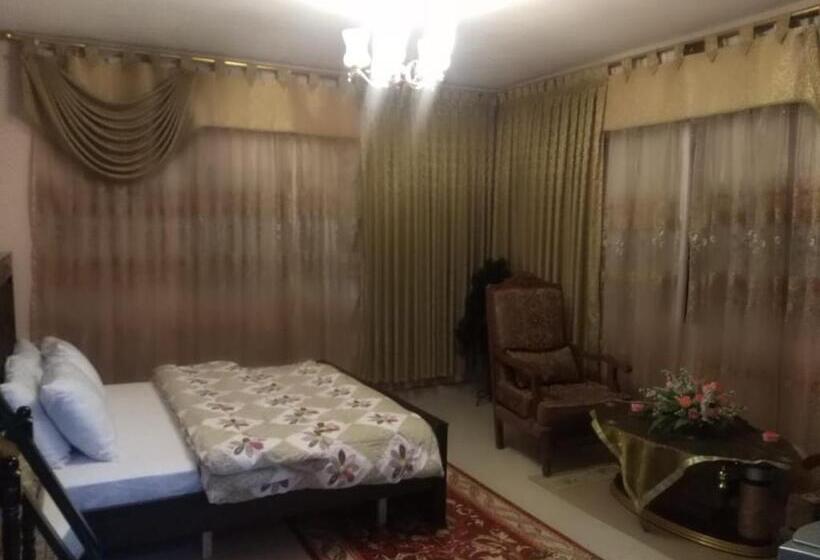 پانسیون Moon House