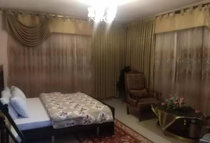 پانسیون Moon House