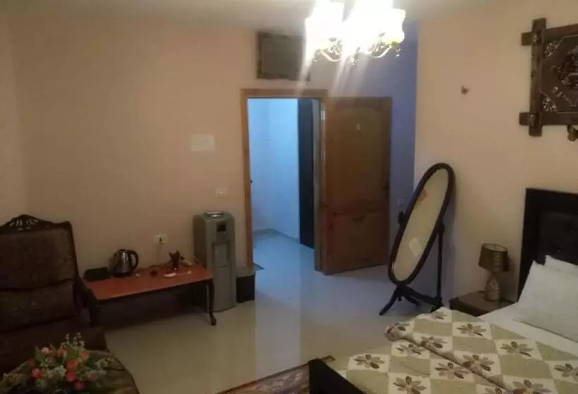 پانسیون Moon House