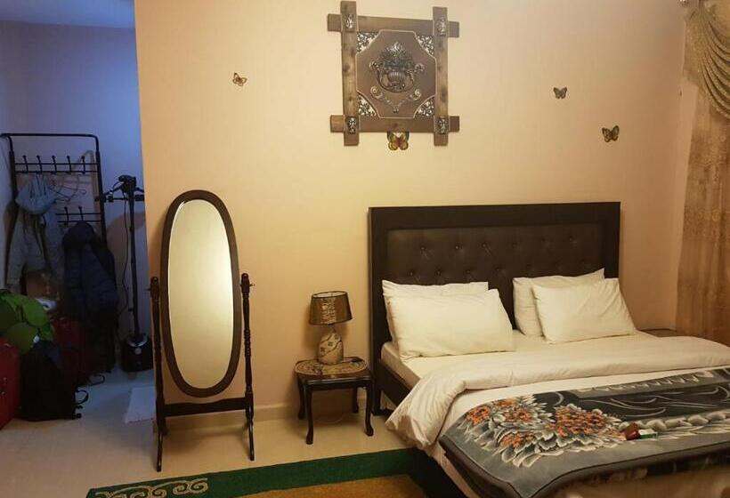 پانسیون Moon House