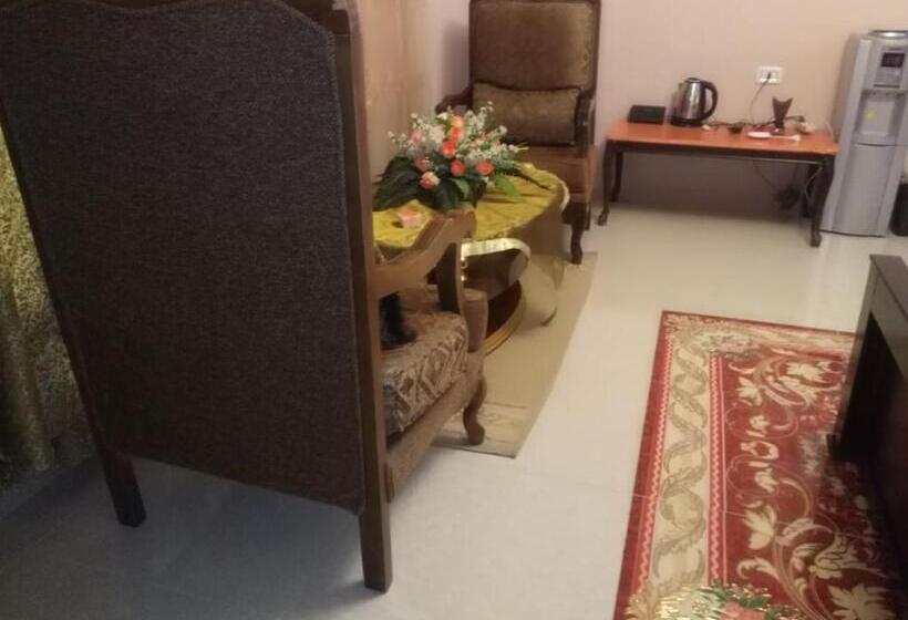 پانسیون Moon House