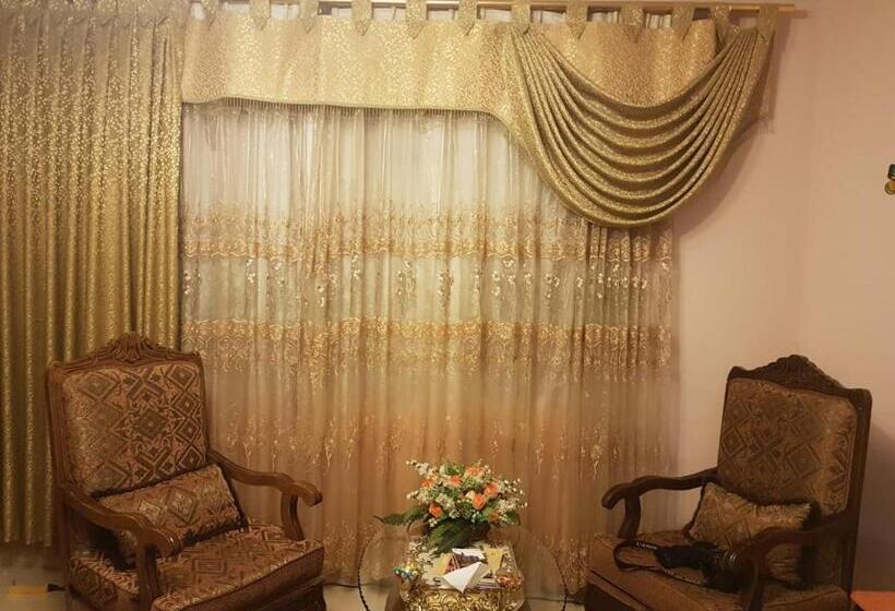 پانسیون Moon House