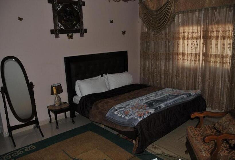 پانسیون Moon House