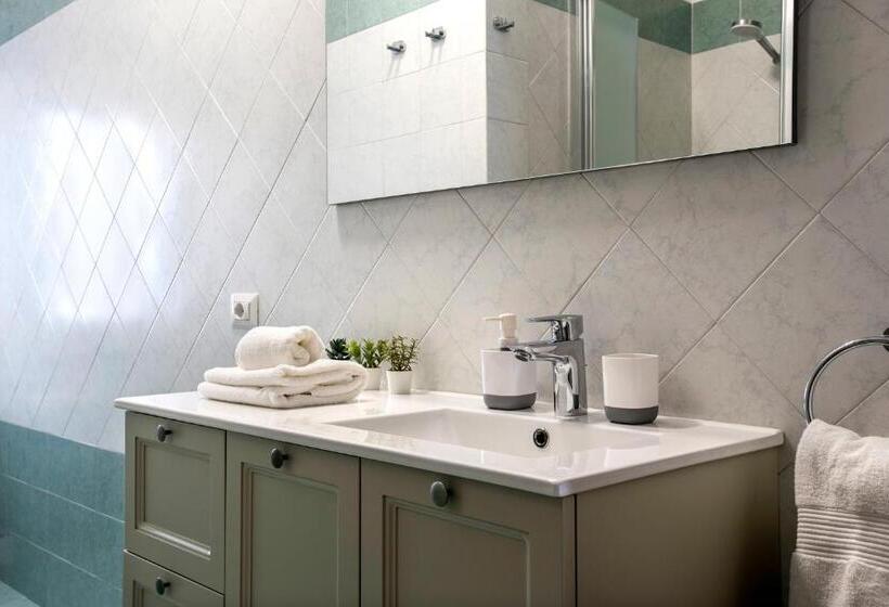 Stylish & Cozy   5 Star Location  Balcony   City View