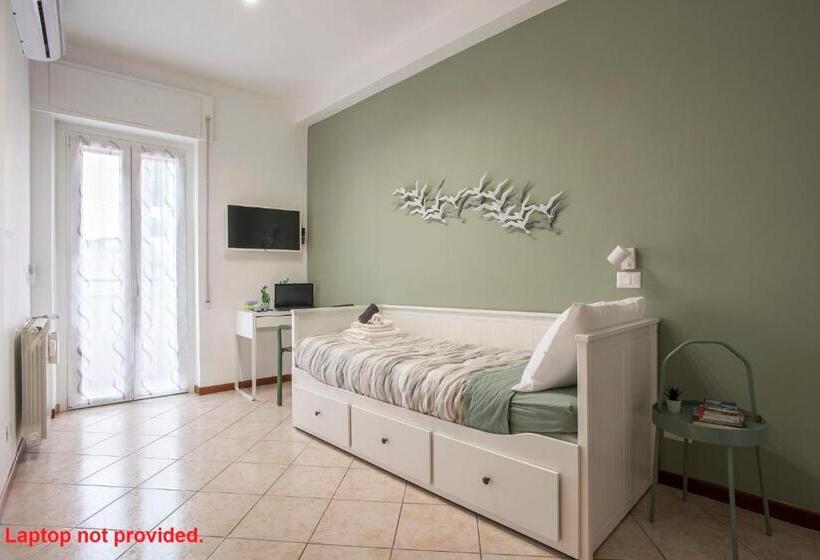 Stylish & Cozy   5 Star Location  Balcony   City View