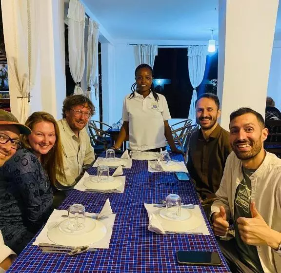 Hotelli Fig Tree Lodge Camp