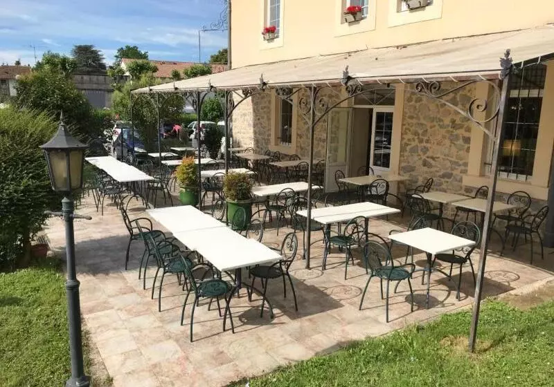 Отель Logis Hôtel Restaurant Les Minotiers