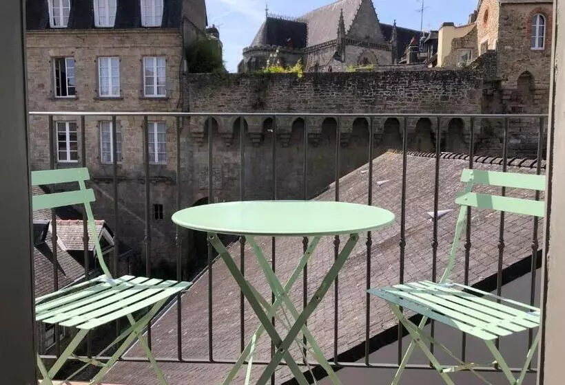 Au Coeur De Vannes   Vue Sur Les Remparts   2 Ch