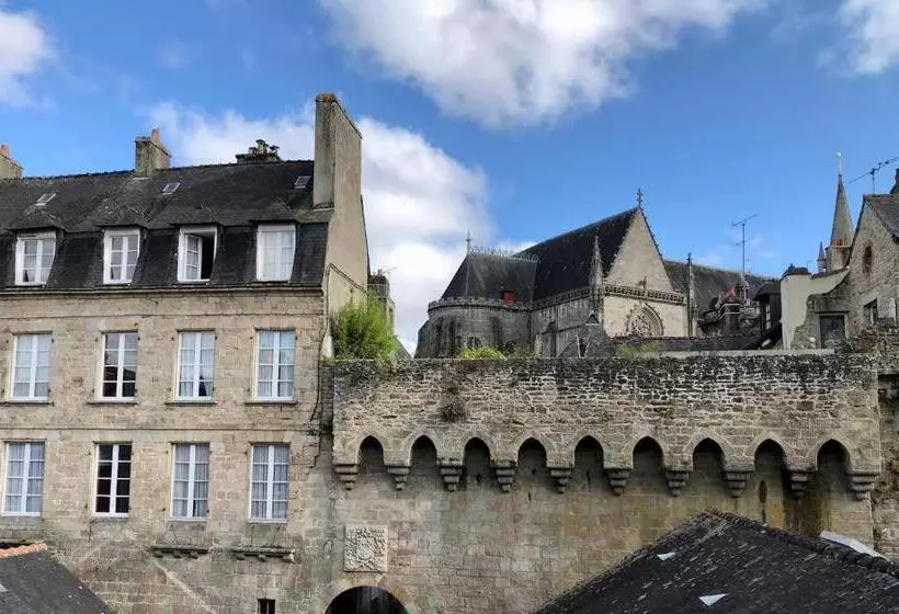 Au Coeur De Vannes   Vue Sur Les Remparts   2 Ch