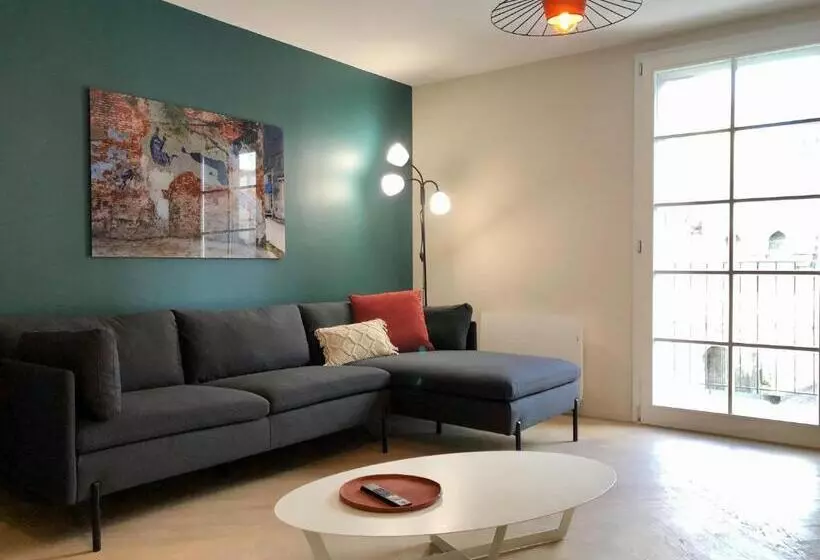 Au Coeur De Vannes   Vue Sur Les Remparts   2 Ch