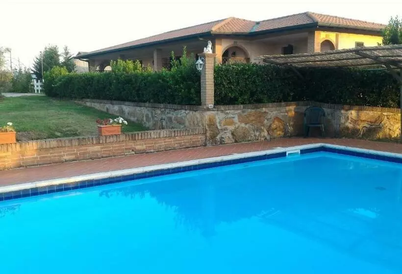 هتل Agriturismo La Mandriana
