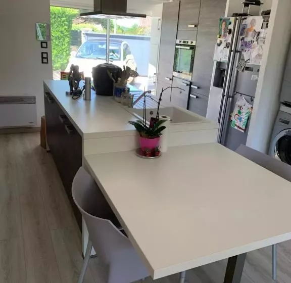 Plain Pied Climatisé Piscine Idéalement Situé