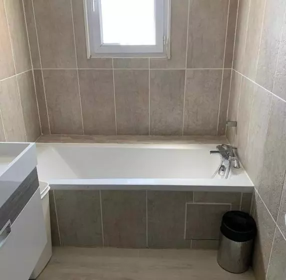 Plain Pied Climatisé Piscine Idéalement Situé