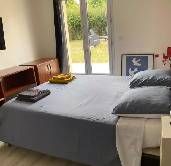 Plain Pied Climatisé Piscine Idéalement Situé