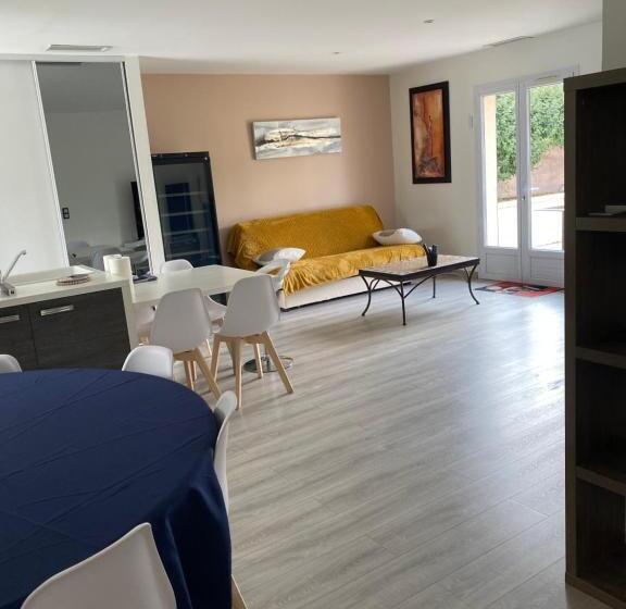 Plain Pied Climatisé Piscine Idéalement Situé