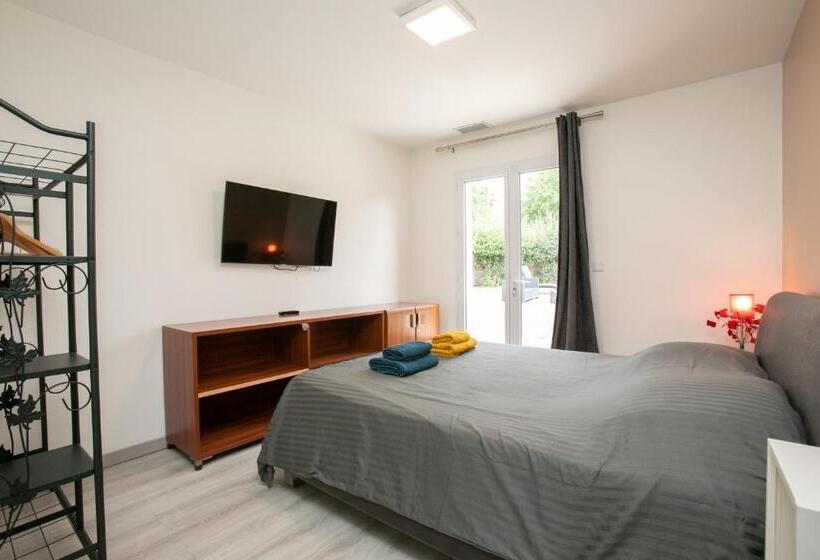 Plain Pied Climatisé Piscine Idéalement Situé