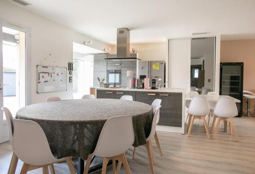 Plain Pied Climatisé Piscine Idéalement Situé