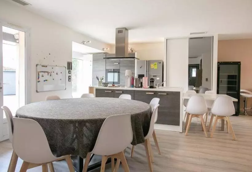 Plain Pied Climatisé Piscine Idéalement Situé