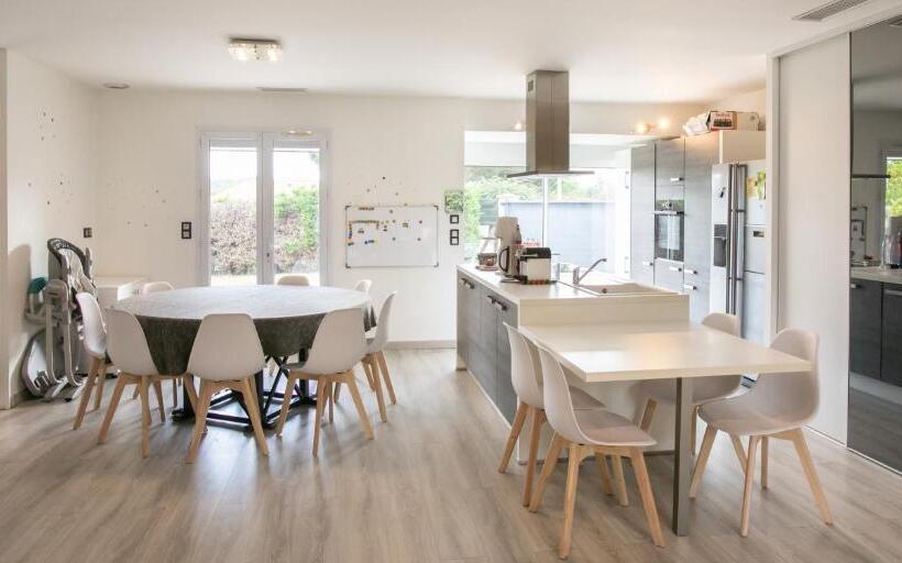 Plain Pied Climatisé Piscine Idéalement Situé