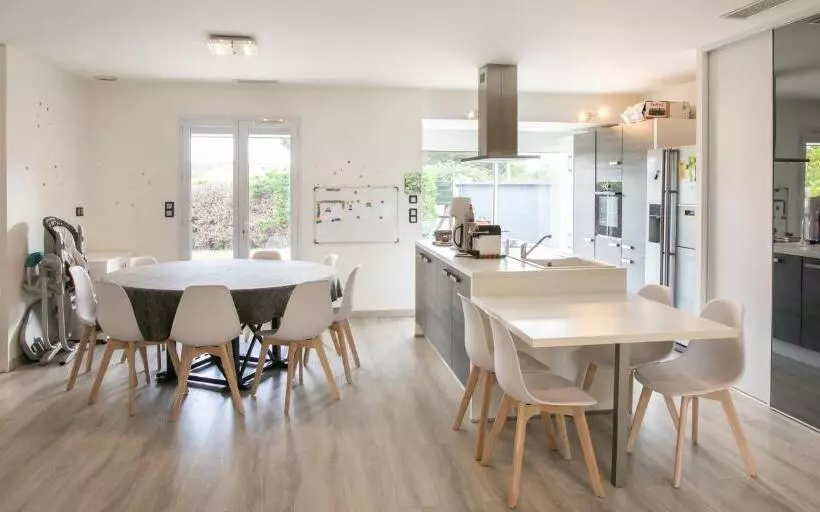 Plain Pied Climatisé Piscine Idéalement Situé