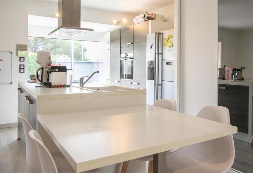 Plain Pied Climatisé Piscine Idéalement Situé