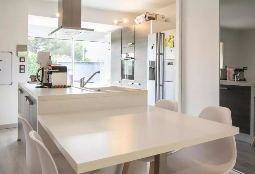 Plain Pied Climatisé Piscine Idéalement Situé