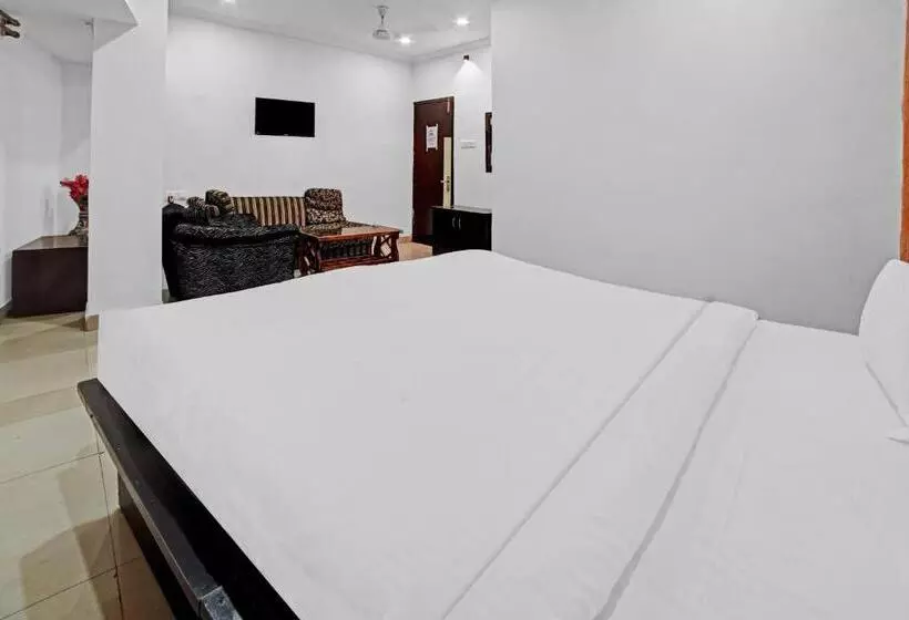 Capital O Convivial Hotel Amit Regency
