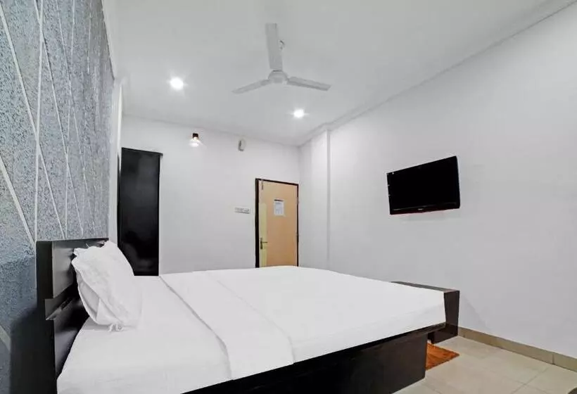 Capital O Convivial Hotel Amit Regency