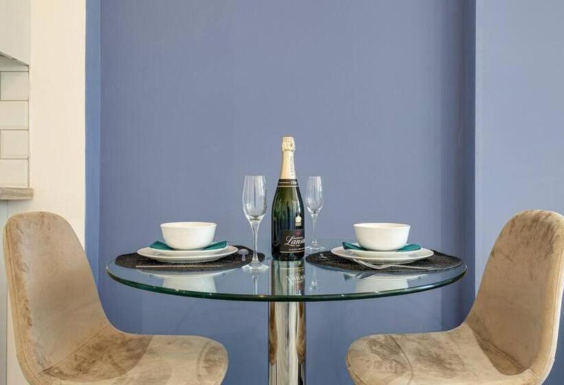 Entire 1 Bed Apt In The Centre Of Stockport