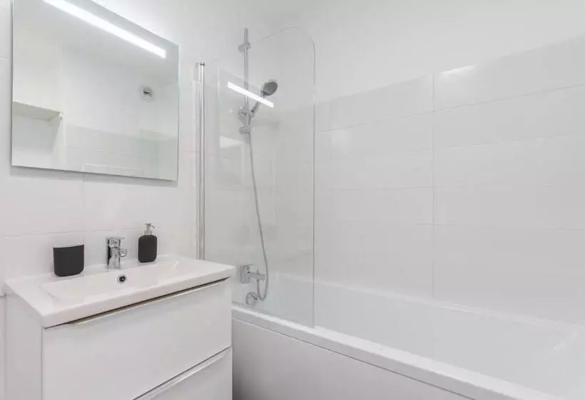 Europe/flandres Stations Apartment With Balcony!