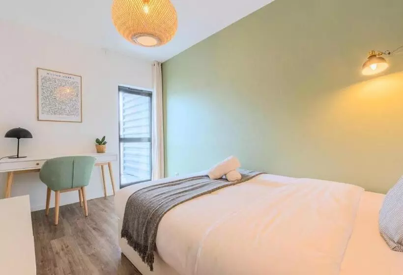 Europe/flandres Stations Apartment With Balcony!