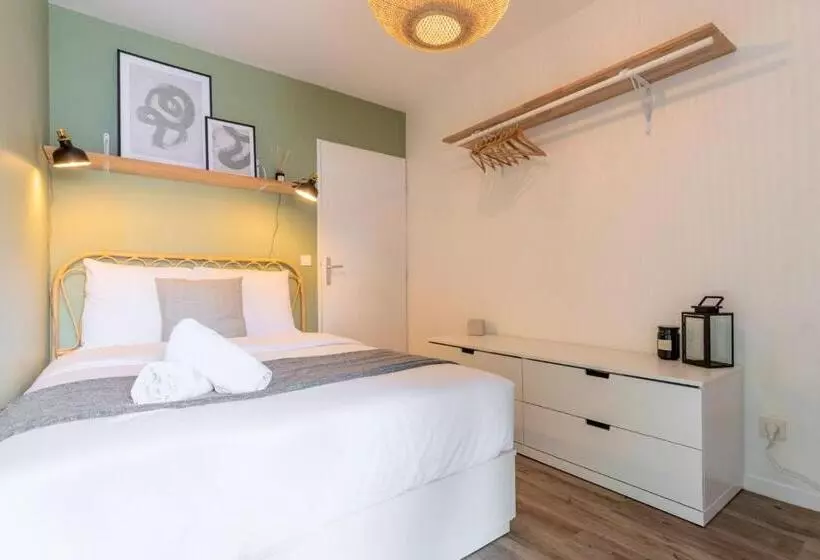 Europe/flandres Stations Apartment With Balcony!