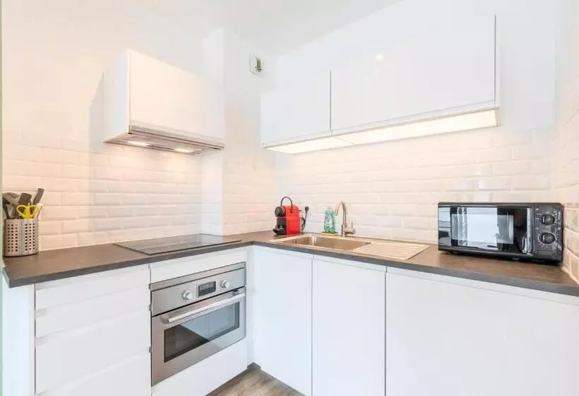 Europe/flandres Stations Apartment With Balcony!