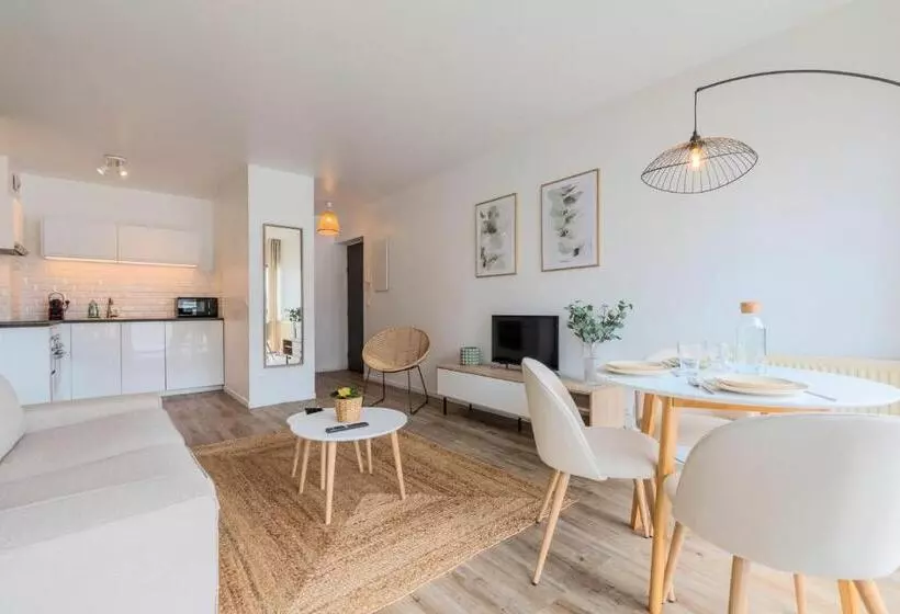 Europe/flandres Stations Apartment With Balcony!