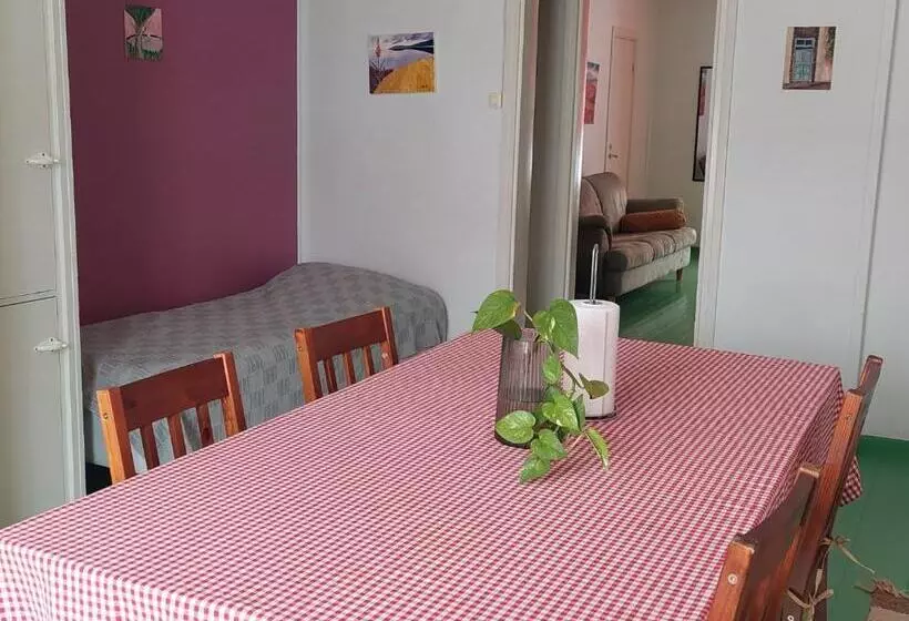 Nostalgista Majoittumista Taiteilijatalo Taideniityn Auringossa Tai Niityssä