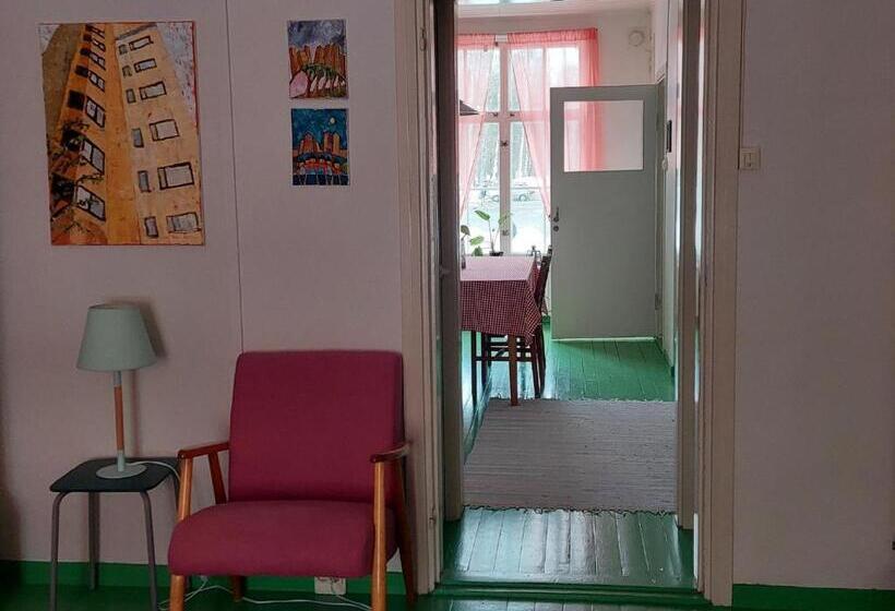 Nostalgista Majoittumista Taiteilijatalo Taideniityn Auringossa Tai Niityssä