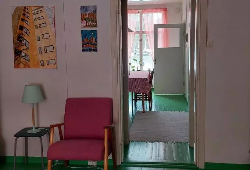 Nostalgista Majoittumista Taiteilijatalo Taideniityn Auringossa Tai Niityssä