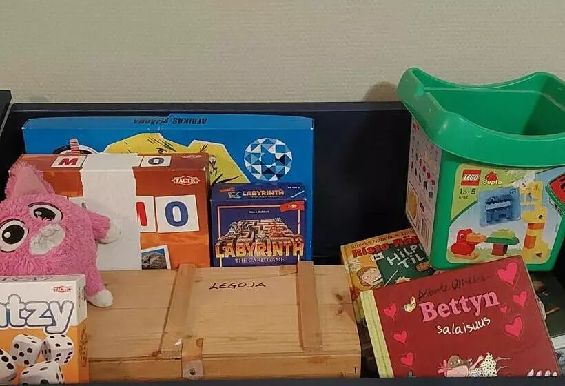 Nostalgista Majoittumista Taiteilijatalo Taideniityn Auringossa Tai Niityssä