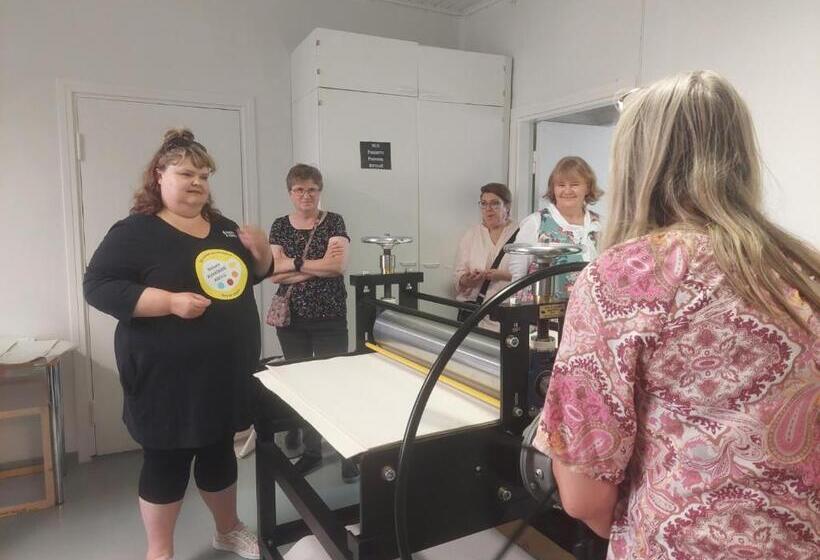 Nostalgista Majoittumista Taiteilijatalo Taideniityn Auringossa Tai Niityssä