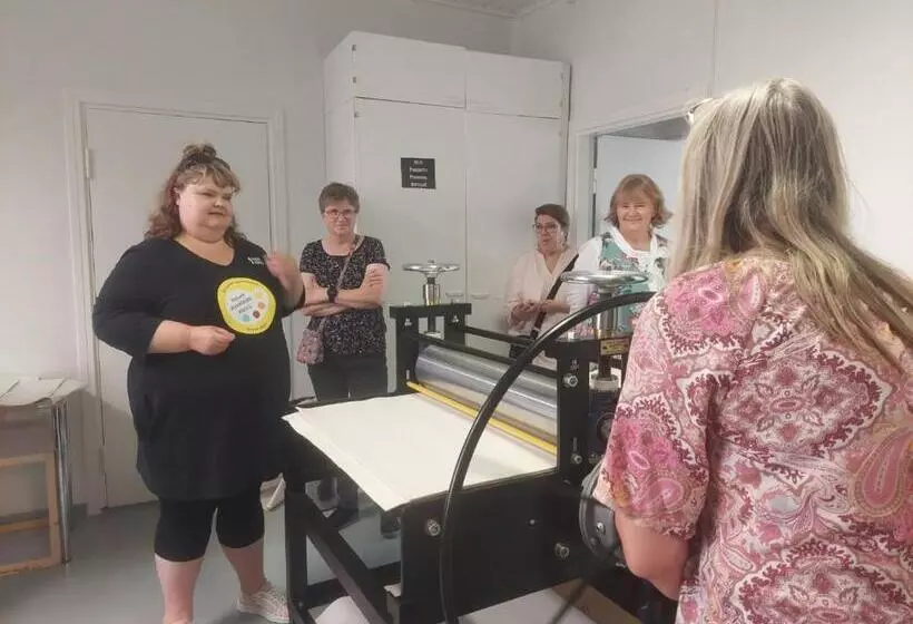 Nostalgista Majoittumista Taiteilijatalo Taideniityn Auringossa Tai Niityssä