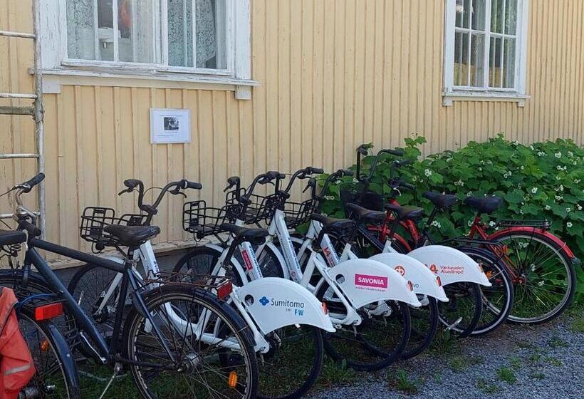 Nostalgista Majoittumista Taiteilijatalo Taideniityn Auringossa Tai Niityssä